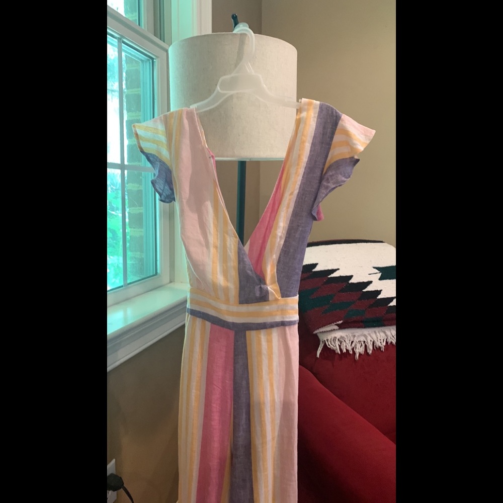 Gorgeous flutter sleeve jumpsuit. Zip up back with tie.